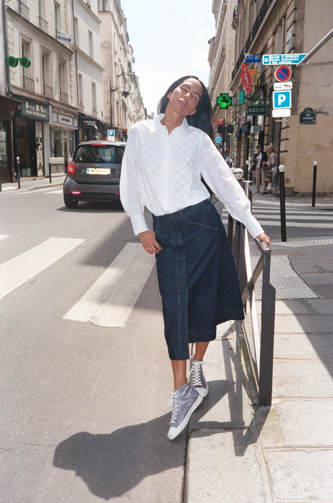 Modelshot / White / Detail